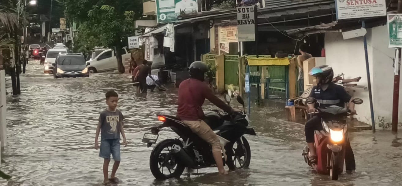 Salah satu kawasan yang terkena banjir di Dwikora, Palembang, Kamis (15/2/2024). Foto: Sumselheadline/Pitria.