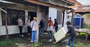 Petugas PT KAI Divre III Palembang menertibkan warga yang menggunakan aset rumah tanpa izin dan perjanjian di Jl Ki Marogan, Kertapati, Kamis (29/2/2024). Foto: Sumselheadline/Pitria.