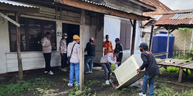 Petugas PT KAI Divre III Palembang menertibkan warga yang menggunakan aset rumah tanpa izin dan perjanjian di Jl Ki Marogan, Kertapati, Kamis (29/2/2024). Foto: Sumselheadline/Pitria.