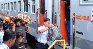 Para penumpang yang sedang menaiki kereta api di Stasiun Kertapati, Palembang. Foto: Dok Humas KAI Sumsel.