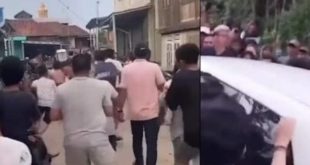 Suasana saat dua polisi yang menangkap tersangka, mala dikeroyok oknum warga setempat, Sabtu (3/2/2024). Foto: screenshot medsos.