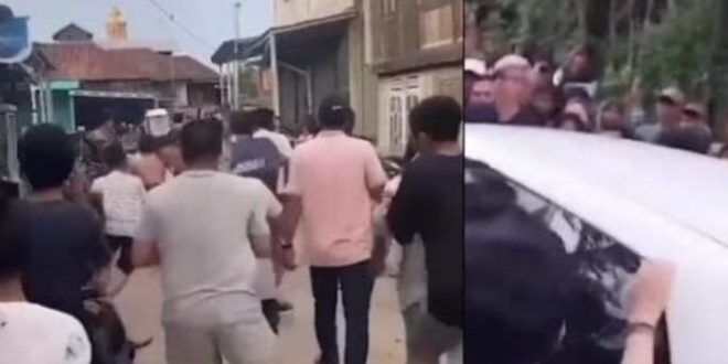Suasana saat dua polisi yang menangkap tersangka, mala dikeroyok oknum warga setempat, Sabtu (3/2/2024). Foto: screenshot medsos.