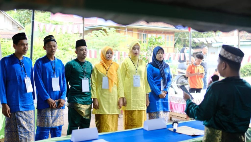 Para petugas KPPS 008 Kelurahan Kayuara, Kecamatan Sekayu, Kabupaten Musi Banyuasin, Sumatera Selatan, menggunakan pakain adat Melayu, Rabu (14/2/2024). Foto: Kominfo Muba.