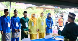 Para petugas KPPS 008 Kelurahan Kayuara, Kecamatan Sekayu, Kabupaten Musi Banyuasin, Sumatera Selatan, menggunakan pakain adat Melayu, Rabu (14/2/2024). Foto: Kominfo Muba.