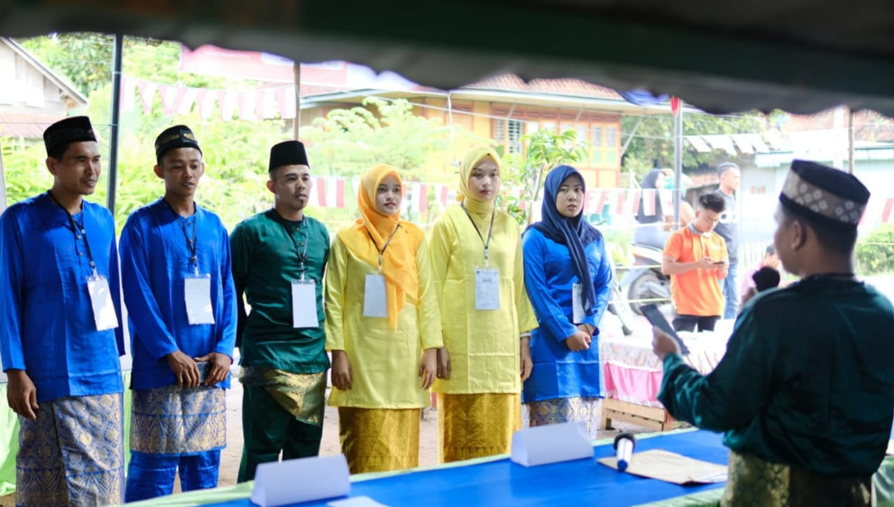 Para petugas KPPS 008 Kelurahan Kayuara, Kecamatan Sekayu, Kabupaten Musi Banyuasin, Sumatera Selatan, menggunakan pakain adat Melayu, Rabu (14/2/2024). Foto: Kominfo Muba.