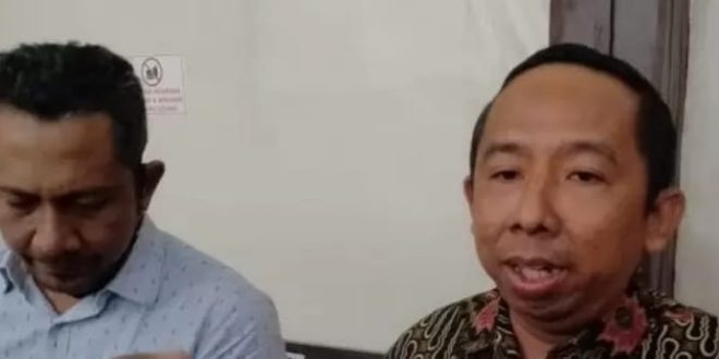 Kuasa hukum terdakwa Sarimuda usai sidang di PN Palembang, Senin (5/2/2024). Foto: Sumselheadline/Ela.