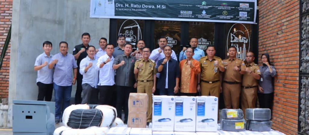 Penjabat Walikota Palembang, Ratu Dewa menerima bantuan lampu jalan dari developer di Gadang Berlian Company, Senin (19/2/2024). Foto: Sumselheadline/Pitria.