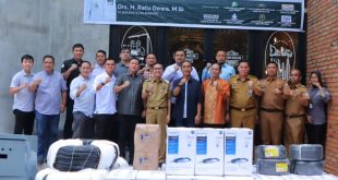 Penjabat Walikota Palembang, Ratu Dewa menerima bantuan lampu jalan dari developer di Gadang Berlian Company, Senin (19/2/2024). Foto: Sumselheadline/Pitria.