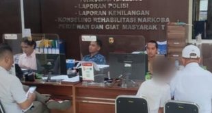 Orangtua bocah A, Selasa (6/2/2024) melapor ke Polrestabes karena anaknya dianiaya tetangga. Foto: Sumselheadline/Ela.
