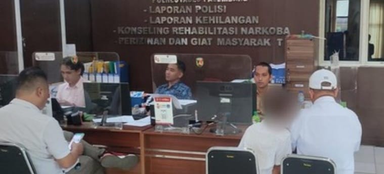 Orangtua bocah A, Selasa (6/2/2024) melapor ke Polrestabes karena anaknya dianiaya tetangga. Foto: Sumselheadline/Ela.
