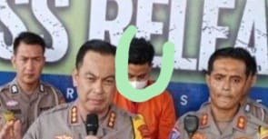 Kombes Pol Harryo Sugihhartono bersama pelaku tabrak lari, Dwiki (baju orange), Selasa (20/2/2024). Foto: Sumselheadline/Ela.