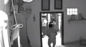 Seorang maling masuk rumah terekam CCTV sambil bawa sajam, Rabu (14/2/2024). Foto: Sumselheadline/Ela.
