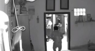 Seorang maling masuk rumah terekam CCTV sambil bawa sajam, Rabu (14/2/2024). Foto: Sumselheadline/Ela.