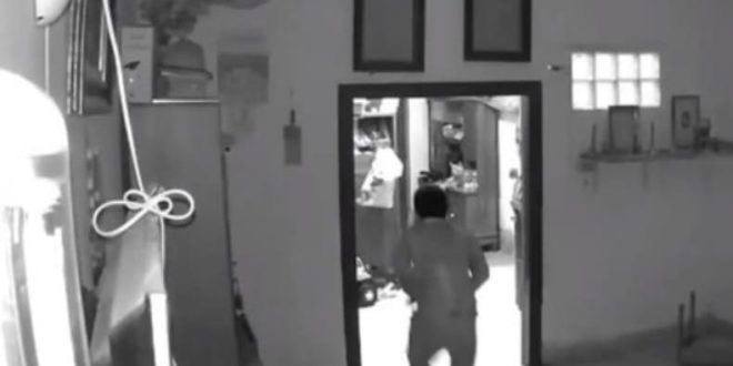 Seorang maling masuk rumah terekam CCTV sambil bawa sajam, Rabu (14/2/2024). Foto: Sumselheadline/Ela.