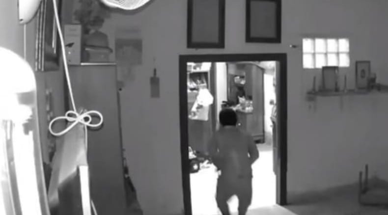 Seorang maling masuk rumah terekam CCTV sambil bawa sajam, Rabu (14/2/2024). Foto: Sumselheadline/Ela.