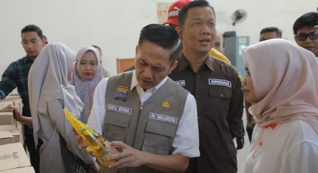 Pj Walikota Palembang, Sary Dewa mengecek minyak goreng di gudang Bulog Sumsel, Jumat (16/2/2024). Foto: Sumselheadline/Pitria.