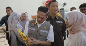 Pj Walikota Palembang, Sary Dewa mengecek minyak goreng di gudang Bulog Sumsel, Jumat (16/2/2024). Foto: Sumselheadline/Pitria.