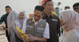 Pj Walikota Palembang, Sary Dewa mengecek minyak goreng di gudang Bulog Sumsel, Jumat (16/2/2024). Foto: Sumselheadline/Pitria.