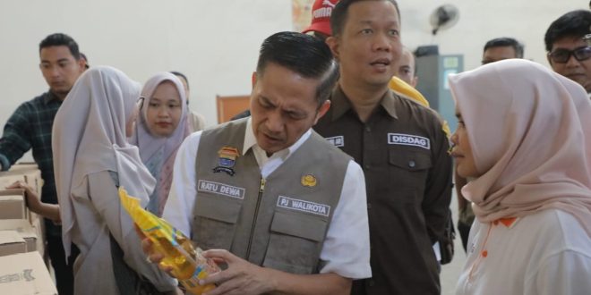 Pj Walikota Palembang, Sary Dewa mengecek minyak goreng di gudang Bulog Sumsel, Jumat (16/2/2024). Foto: Sumselheadline/Pitria.