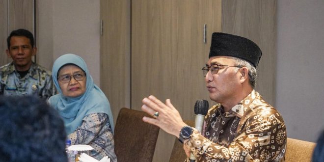 Pj Bupati Muba, Apriyadi di sela Focus Group Discussion (FGD) Bersama Pemangku Kepentingan Penanggulangan Kemiskinan Pemerintah Provinsi Sumatera Selatan di Axelton Hotel Palembang, Kamis (29/2/2024). Foto: Kominfo Muba.