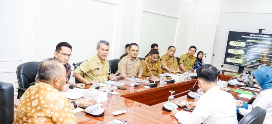 Kepala BPJS Ketenagakerjaan Cabang Muba R Chandra Budiman saat Audiensi dengan Pj Bupati Apriyadi Mahmud di Kantor Mess Perwakilan Muba di Palembang, Senin (5/2/2024). Foto: Kominfo Muba.