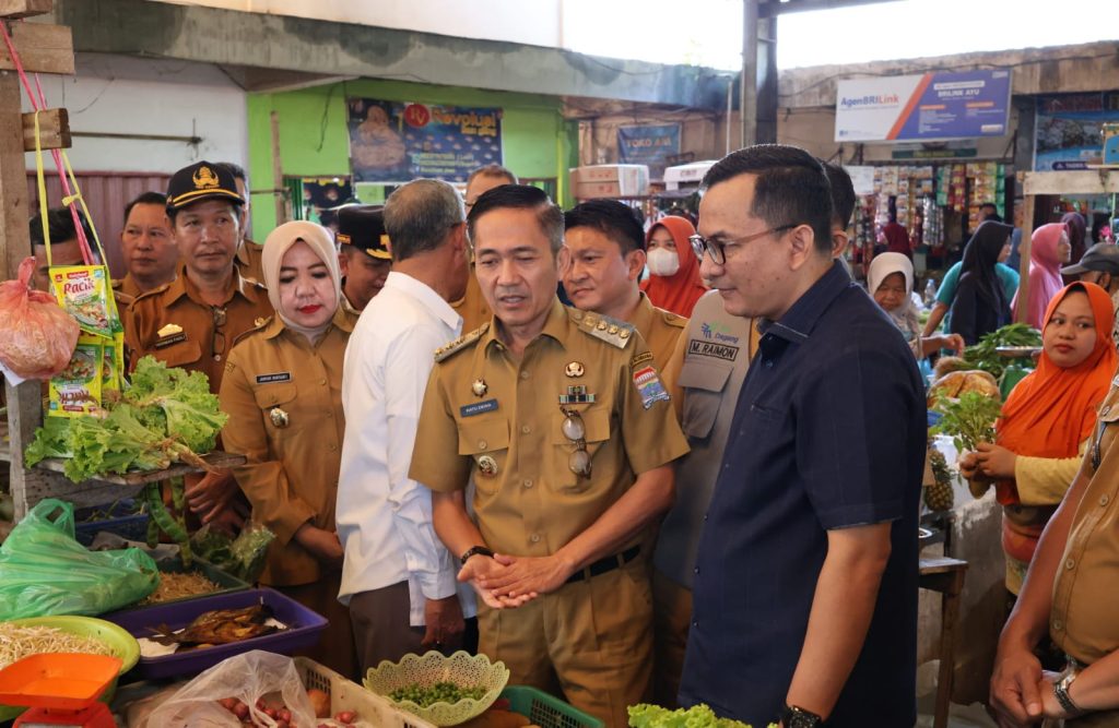 Pj Walikota Palembang, Ratu Dewa meninjau pasar murah di Pasar Yada, Kalidoni, Senin (19/2/2024). Foto: Sumselheadline/Pitria.