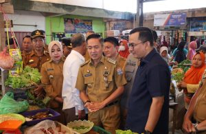 Pj Walikota Palembang, Ratu Dewa meninjau pasar murah di Pasar Yada, Kalidoni, Senin (19/2/2024). Foto: Sumselheadline/Pitria.