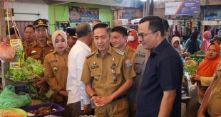 Pj Walikota Palembang, Ratu Dewa meninjau pasar murah di Pasar Yada, Kalidoni, Senin (19/2/2024). Foto: Sumselheadline/Pitria.