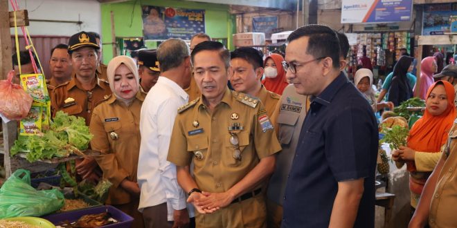 Pj Walikota Palembang, Ratu Dewa meninjau pasar murah di Pasar Yada, Kalidoni, Senin (19/2/2024). Foto: Sumselheadline/Pitria.