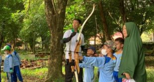 Para murid Sekolah Islam Terpadu (SIT) Al Furqon Palembang saat latihan memanah. Dok Alfurqon.