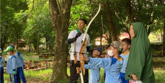 Para murid Sekolah Islam Terpadu (SIT) Al Furqon Palembang saat latihan memanah. Dok Alfurqon.