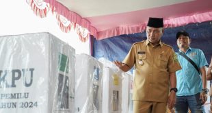 Pj Bupati Muba, Apriyadi memantau sejumlah TPS di Kota Sekayu dan babat Toman, Selasa (13/2/2024). Foto: Kominfo Muba.