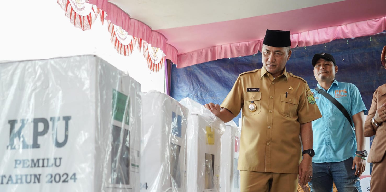 Pj Bupati Muba, Apriyadi memantau sejumlah TPS di Kota Sekayu dan babat Toman, Selasa (13/2/2024). Foto: Kominfo Muba.