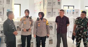 Tim Polrestabes Palembang dan tim memantau penghitungan suara di PPK, Minggu (18/2/2024). Foto: Sumselheadline/Ela.
