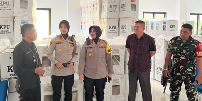Tim Polrestabes Palembang dan tim memantau penghitungan suara di PPK, Minggu (18/2/2024). Foto: Sumselheadline/Ela.
