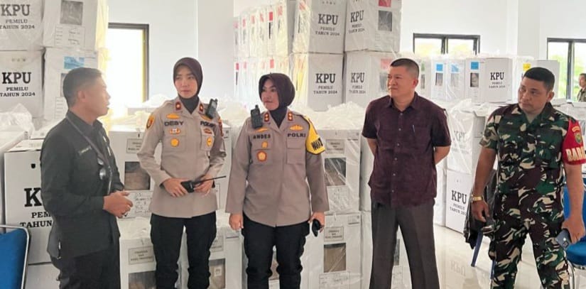 Tim Polrestabes Palembang dan tim memantau penghitungan suara di PPK, Minggu (18/2/2024). Foto: Sumselheadline/Ela.