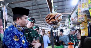 Pj Gubernur Sumsel, Agus Fatoni saat tinjau harga di psara Sekip Palembang, Selasa (20/2/2024). Foto: Humas Pemprov Sumsel.