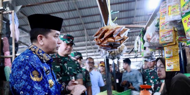Pj Gubernur Sumsel, Agus Fatoni saat tinjau harga di psara Sekip Palembang, Selasa (20/2/2024). Foto: Humas Pemprov Sumsel.