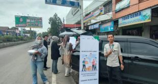 Pembagian paket makanan siap saji ini merupakan rangkaian dari kegiatan Tanggung Jawab Sosial Lingkungan (TJSL) kepada masyarakat. Foto: Dok Pegadaian.