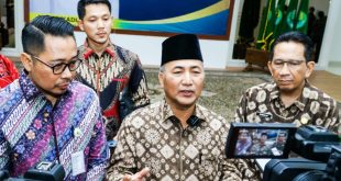 Pj Bupati Muba, Apriyadi memberikan keterangan pers usai menerima penghargaan dari BP Jamsostek, JUmat (16/2/2024). Foto: Dinkominfo Muba.
