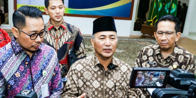 Pj Bupati Muba, Apriyadi memberikan keterangan pers usai menerima penghargaan dari BP Jamsostek, JUmat (16/2/2024). Foto: Dinkominfo Muba.