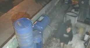 Seorang wanita pencuri terekam CCTV di Jl Mujahidin, Talang Semut, Palembang, Senin (26/2/2024). Foto: screenshot medsos.