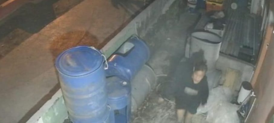Seorang wanita pencuri terekam CCTV di Jl Mujahidin, Talang Semut, Palembang, Senin (26/2/2024). Foto: screenshot medsos.