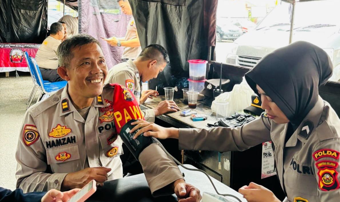 Tim Kepolisian daerah (Polda) Sumatera Selatan, lewat tim pelayanan kesehatan keliling lewat Bidang Kedokteran dan Kesehatan (Bidokkes) melakukan cek kesehatan petugas di PPS. Foto: Dok Polda Sumsel.