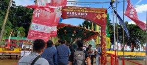 Warga ramai menyebarang ke Pulau Kemaro Palembang lewat jembatan ponton, Kamis (22/2/2024). Foto: Sumselheadline/Pitria.