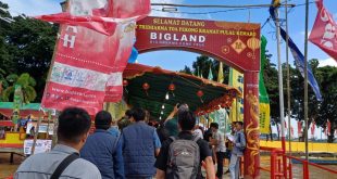 Warga ramai menyebarang ke Pulau Kemaro Palembang lewat jembatan ponton, Kamis (22/2/2024). Foto: Sumselheadline/Pitria.