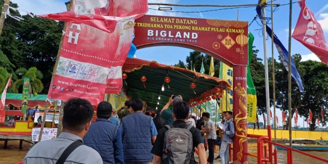 Warga ramai menyebarang ke Pulau Kemaro Palembang lewat jembatan ponton, Kamis (22/2/2024). Foto: Sumselheadline/Pitria.