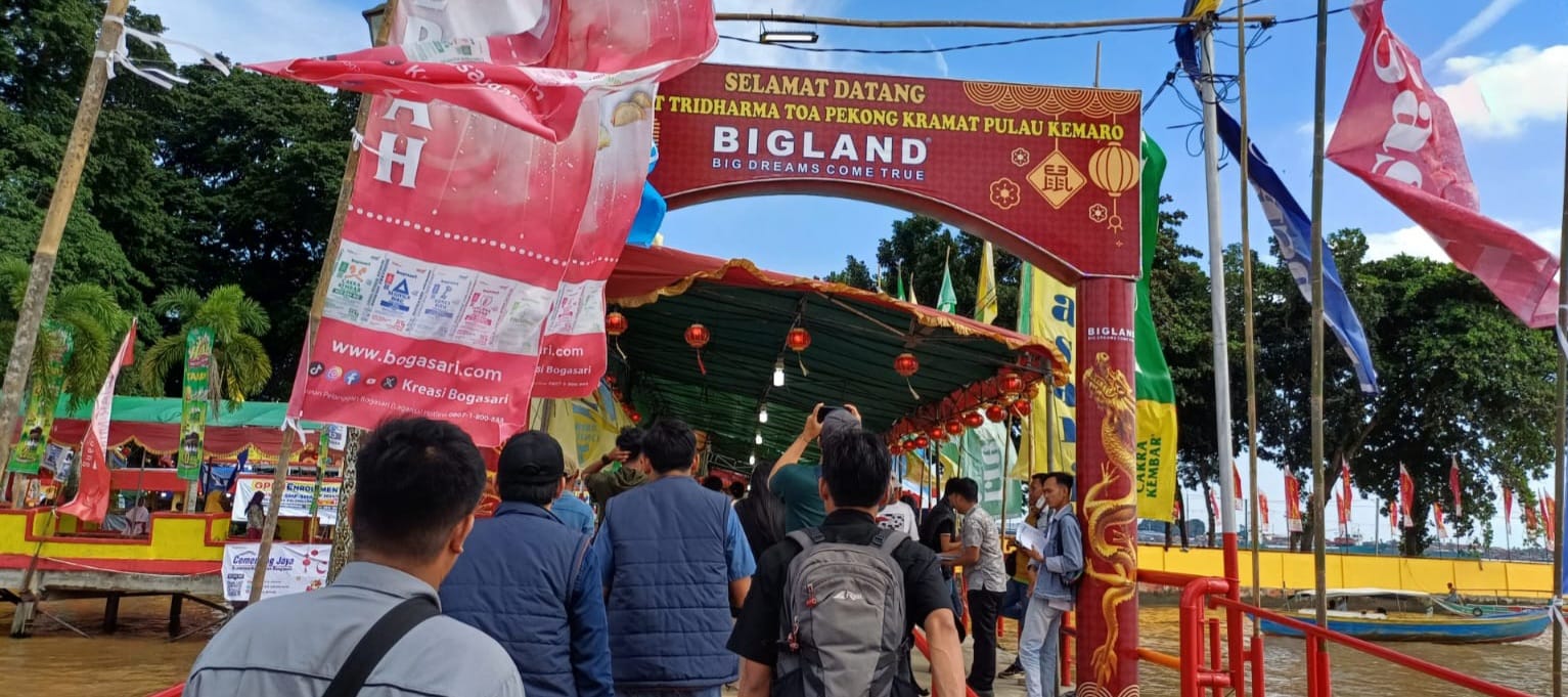 Warga ramai menyebarang ke Pulau Kemaro Palembang lewat jembatan ponton, Kamis (22/2/2024). Foto: Sumselheadline/Pitria.