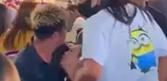 Pria berambut pirang bersama Cindarela yang tewas, kini diburu polisi. Foto: screenshot medsos.