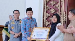 Suasana penyerahan Hasil Penilaian Keputusan Standar Pelayanan Publik Ombudsman Sumsel tahun 2023 di rumah dinas Walikota Palembang, Selasa (6/2/2024). Foto: Sumselheadline/Pitria.